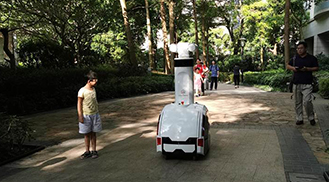 室外巡逻机器人进行园区巡逻