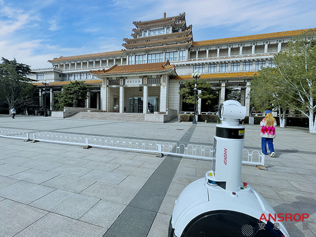 安防巡逻机器人在中国美术馆保驾护航