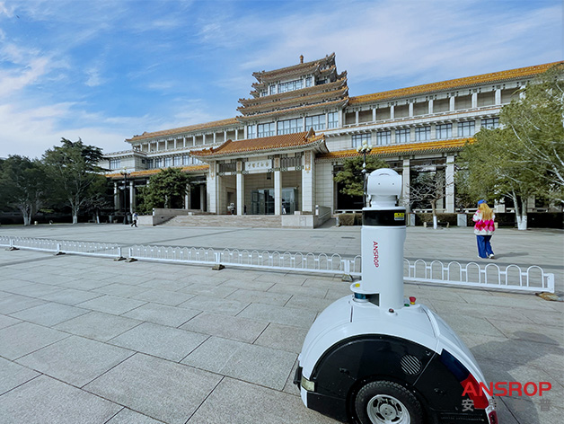 安防巡逻机器人在中国美术馆保驾护航
