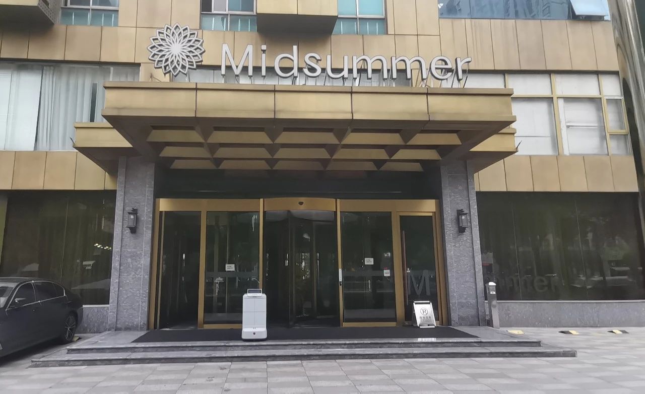 在酒店中遇见AI：安思若普配送机器人打造仲夏酒店智能化