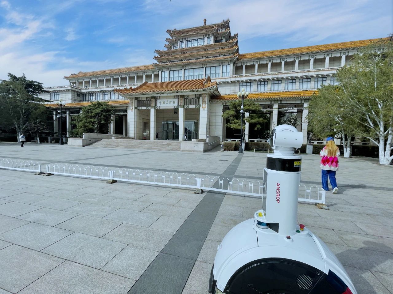 安思若普安防巡逻机器人上岗中国美术馆