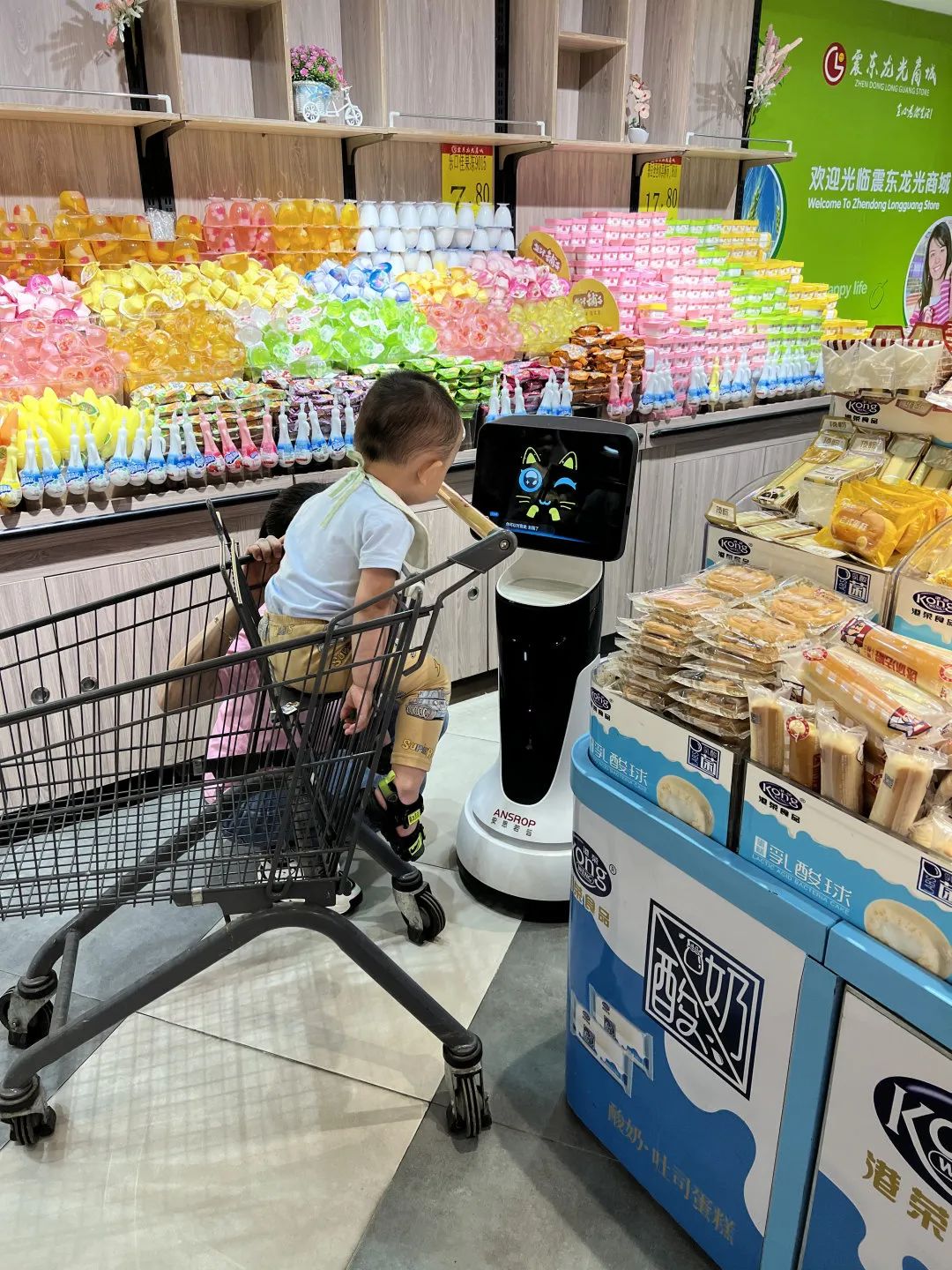 港荣食品引入多台安思若普集团旗下导购迎宾机器人