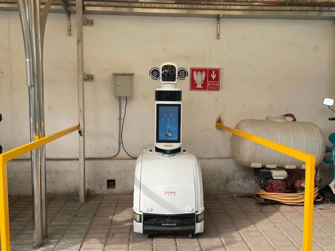  安思若普安防巡逻机器人上岗中国美术馆